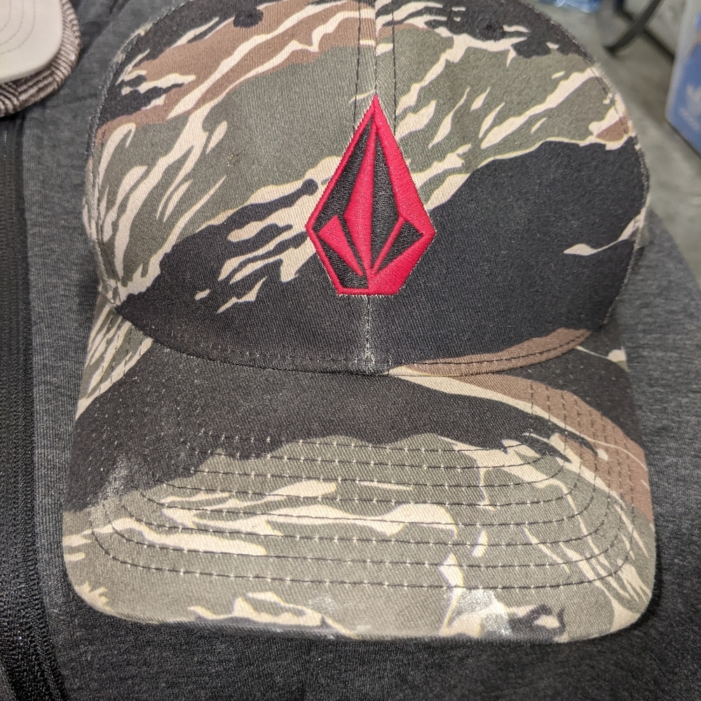 VOLCOM HAT CAMO AND RED